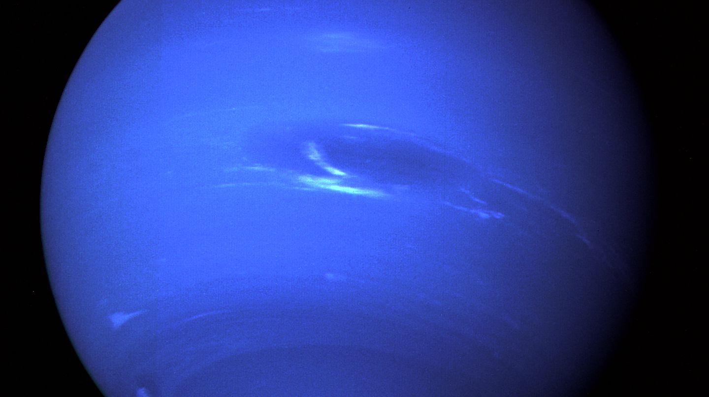 Nach New Horizons: Überall im Sonnensystem zuhause Die blaue Kugel des Neptun mit dem blauen Fleck eines großen Sturms