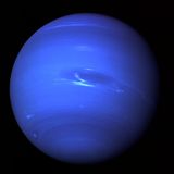Die blaue Kugel des Neptun mit dem blauen Fleck eines großen Sturms