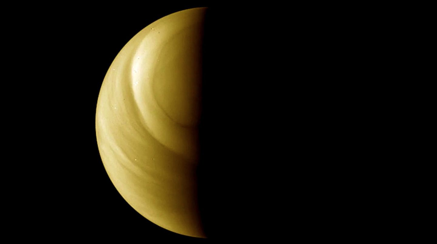 Nach New Horizons: Überall im Sonnensystem zuhause Die Venus - von links von der Sonne beschienen