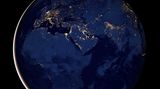 Die Erde aus dem All bei Nacht - Hell erleuchtete Europa und Arabien, dunkles Afrika