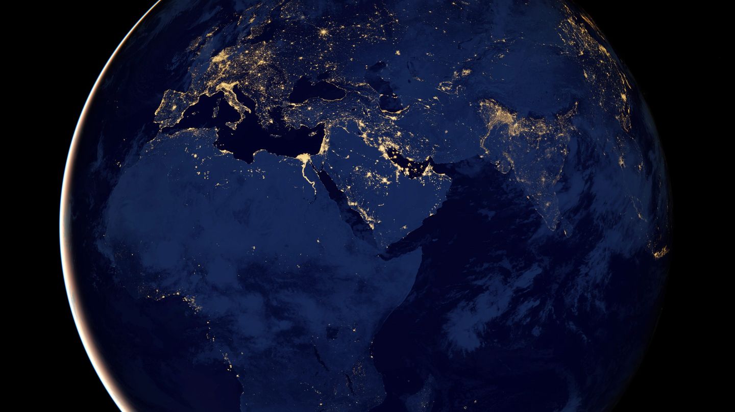 Nach New Horizons: Überall im Sonnensystem zuhause Die Erde aus dem All bei Nacht - Hell erleuchtete Europa und Arabien, dunkles Afrika
