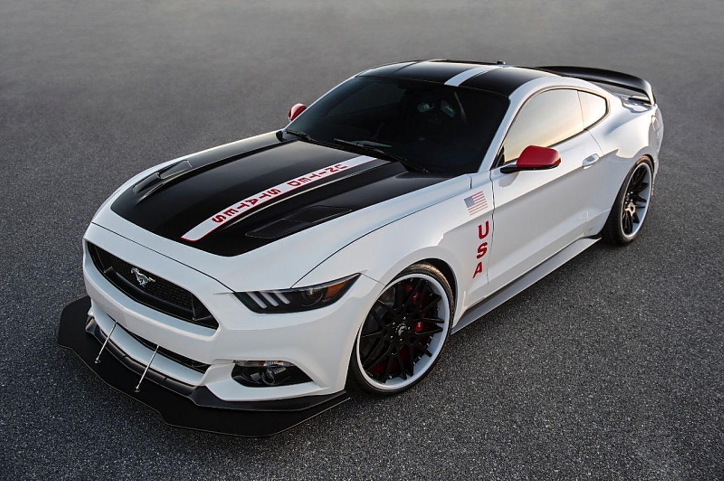Die Lackierung der Ford Mustang Apollo Edition entspricht der, der Saturn-V-Raketen