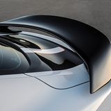 Der schwarz lackierte Heckspoiler ist markant