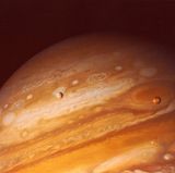 Jupiter mit dem großen Roten Fleck und den beiden Monden Io und Europa