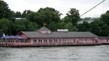 Ein Blick auf das schwimmende Restaurant Alter Liebe