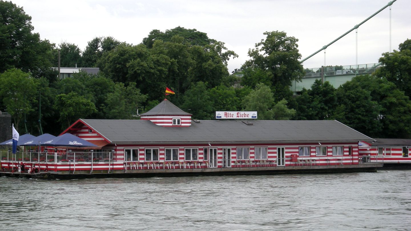 Köln - Rodenkirchen Ein Blick auf das schwimmende Restaurant Alter Liebe