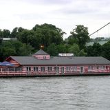 Ein Blick auf das schwimmende Restaurant Alter Liebe