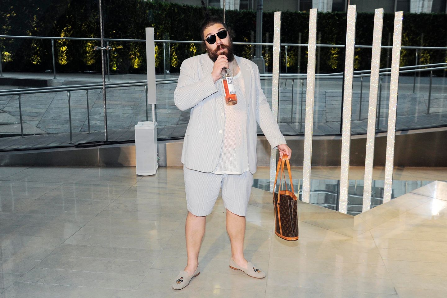 Ein Auftritt, wie es sich für Ostrovsky gehört: Bei den CFDA Fashion Awards, den Mode-Oscars, erscheint Ostrovksy mit kurzen Hosen, Louis-Vuitton-Tasche und seinem Rosé. Marketing, perfekt ironisiert.