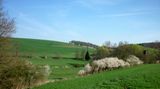 Niederwallmnach  "Nach einem anstrengenden Tag im Büro vorm Bildschirm nehme ich mir abends meinen Hund und gehe eine Runde durch den Wald. Wenn dann nach einer Stunde der Ärger verdunstet und die Probleme zusammengestutzt sind, lasse ich die Bäume hinter mir und es öffnet sich dieses Bild. Ich atme ein und bin froh hier zu leben." User Flippo      Und wo liegt nun Niederwallmnach? Genau hier!