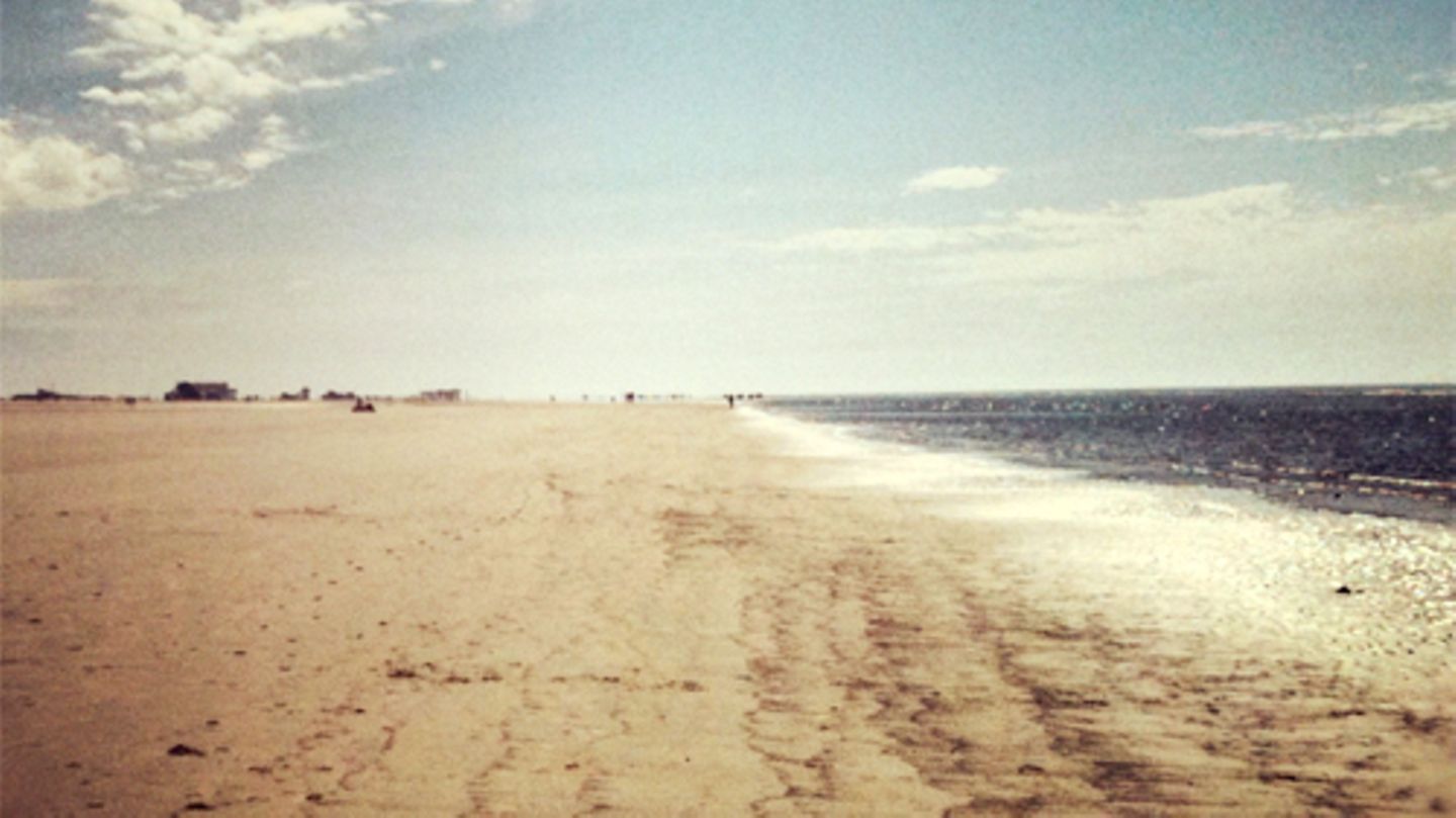 Sankt Peter Ording     "St Peter Ording, Meeresrauschen, Heimatgefühl! Hier kann man einfach alles hinter sich lassen. Es gibt nur Sand so weit das Auge reicht und Blau. Der Wind weht alle Gedanken fort und zurück bleibt nur das Rauschen der Wellen! Ein Traum!" User Jewels     Und wo liegt nun St. Peter Ording? Genau hier!