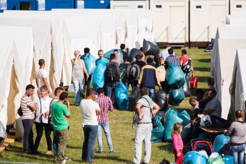 Flüchtlinge ziehen in Hamburg in eine neue Unterkunft ein