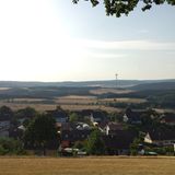 Schmißberg  "Schmißberg ist das schönste Dorf der Welt! Weil hier nur 220 Menschen und vier Kühe leben. ... es jeden Samstag frische Bioeier gibt. ... es zum Flughafen nur rund 50 Kilometer sind, wir aber keinen Fluglärm haben. ... ich in Schmißberg schon 24 Jahre meines Lebens verbracht habe und noch nicht eins davon bereut habe. ...die Dorfgemeinschaft zusammen hält und Schmißberg 69 und 82 jeweils eines der zweitschönsten Dörfer in Deutschland war!" Schreibt User Sebastian Grauer - der, das sollte erwähnt werden, Pressesprecher des Ortes ist.    Und wo liegt nun dieses Schmißberg? Genau hier!