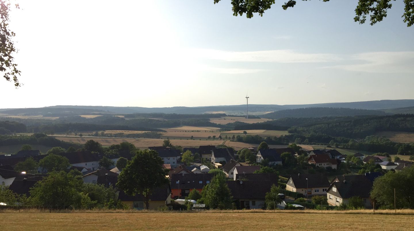Schmißberg Schmißberg "Schmißberg ist das schönste Dorf der Welt! Weil hier nur 220 Menschen und vier Kühe leben. ... es jeden Samstag frische Bioeier gibt. ... es zum Flughafen nur rund 50 Kilometer sind, wir aber keinen Fluglärm haben. ... ich in Schmißberg schon 24 Jahre meines Lebens verbracht habe und noch nicht eins davon bereut habe. ...die Dorfgemeinschaft zusammen hält und Schmißberg 69 und 82 jeweils eines der zweitschönsten Dörfer in Deutschland war!" Schreibt User Sebastian Grauer - der, das sollte erwähnt werden, Pressesprecher des Ortes ist. Und wo liegt nun dieses Schmißberg? Genau hier!