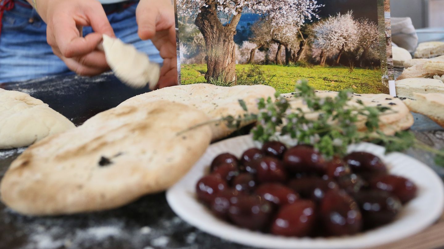 Griechische Oliven und Pita-Brot auf einem Markt in Berlin
