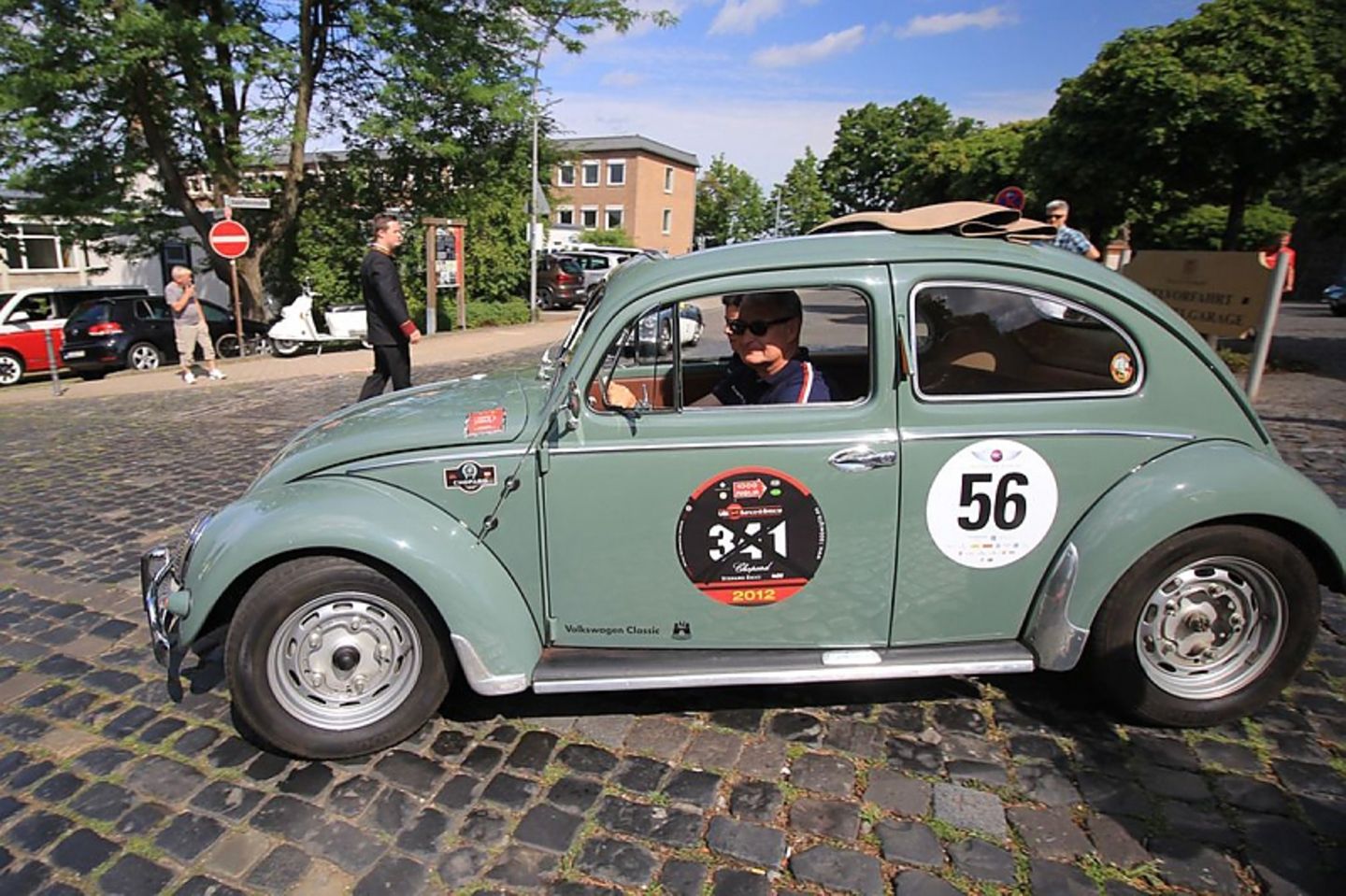 VW Mille Miglia Käfer von 1956 mit VW-Entwicklungsvorstand Hans-Jakob Neußer am Steuer.