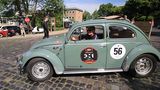 VW Mille Miglia Käfer von 1956 mit VW-Entwicklungsvorstand Hans-Jakob Neußer am Steuer.