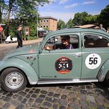 VW Mille Miglia Käfer von 1956 mit VW-Entwicklungsvorstand Hans-Jakob Neußer am Steuer.