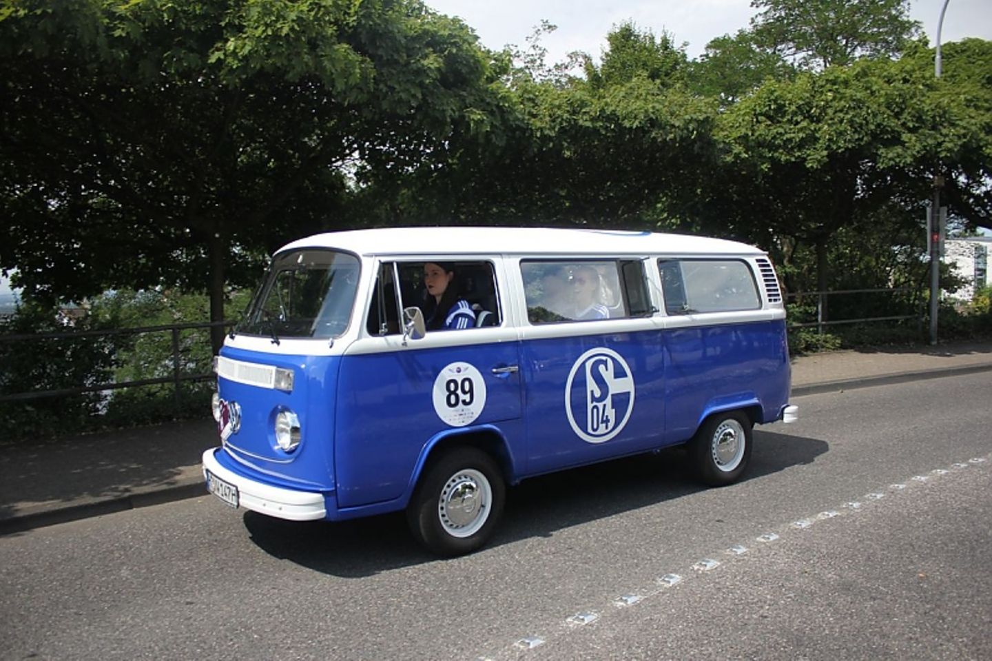 VW T2 Schalke Bulli von 1977 mit Gerald Asamoah