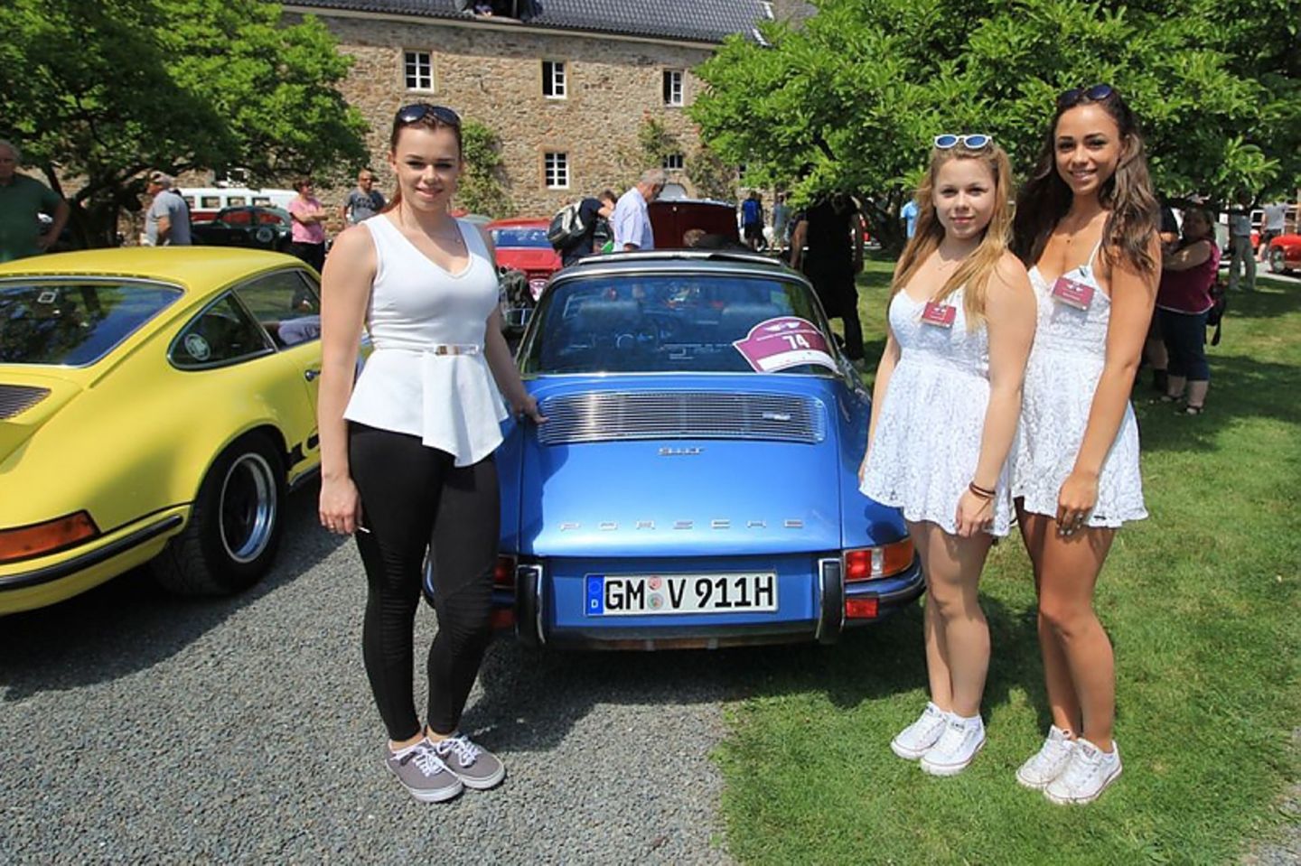 Victoria, Antonia und Helena Viebahn vor ihrem Porsche 911 T 2.4 Targa von 1971
