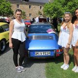 Victoria, Antonia und Helena Viebahn vor ihrem Porsche 911 T 2.4 Targa von 1971