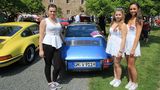 Victoria, Antonia und Helena Viebahn vor ihrem Porsche 911 T 2.4 Targa von 1971