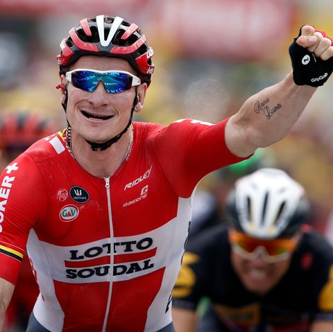 André Greipel sprintet am Ende der 16. Tour-de-France-Etappe als Erster über die Ziellinie.