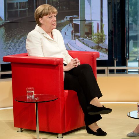 Angela Merkel beim Sommerinterview mit Tina Hassel und Rainald Becker im ARD-Hauptstadtstudio
