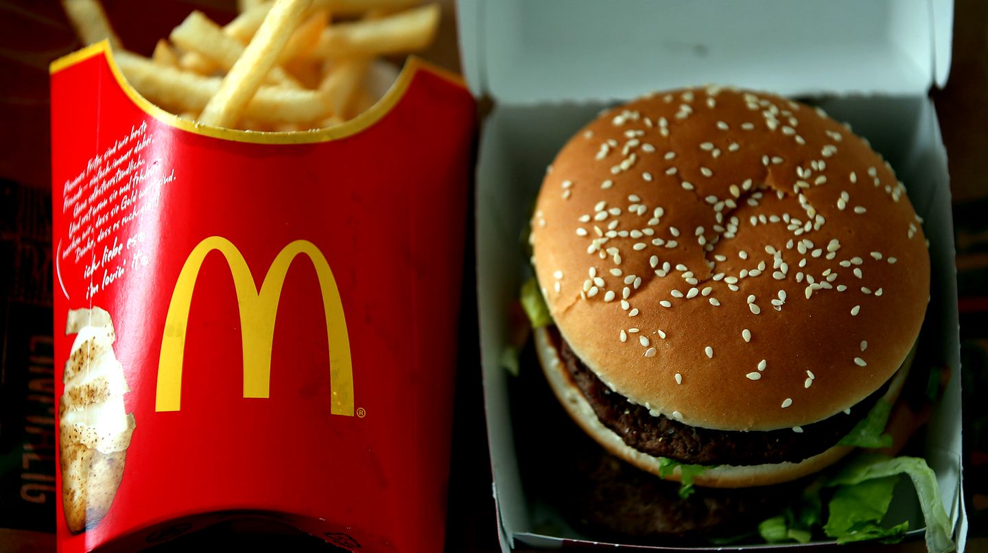 Ein Burger und Pommes von McDonalds liegen auf einem Tablett.