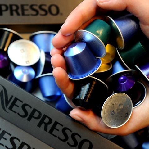 Eine Handvoll Kaffeekapseln von Nespresso