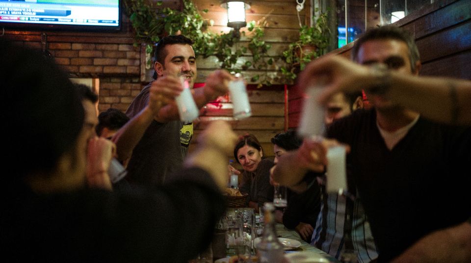 Türkische Küche: Raki ist Kultur - ohne den Schnaps gibt es keine Meze-Tafel Raki ist Kultur - ohne den Schnaps gibt es keine Meze-Tafel