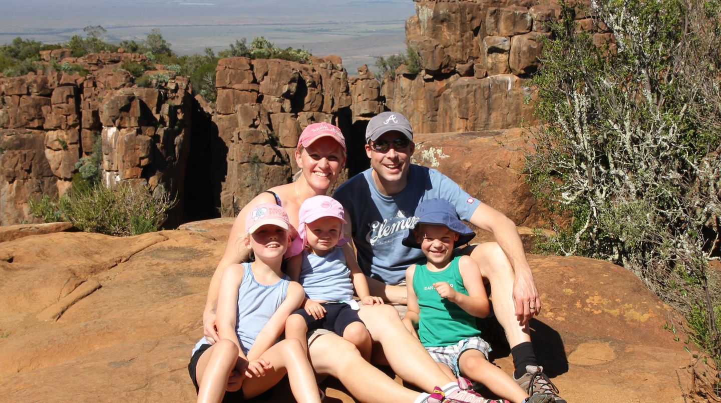 Die ganze Familie Seidel bei einem Ausfllug in die Karoo-Wüste