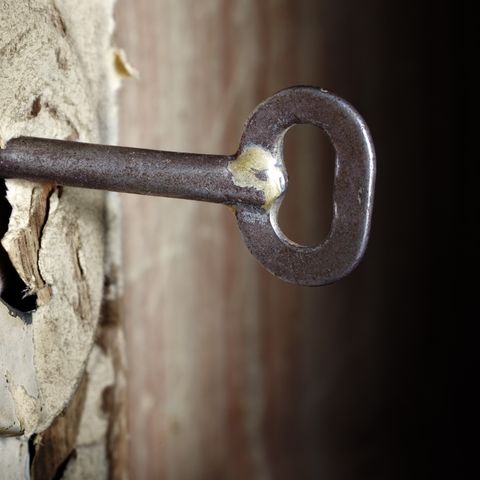 Ein Schlüssel steckt in einem maroden Schloss. Ein Fall für den Schlüsseldienst?