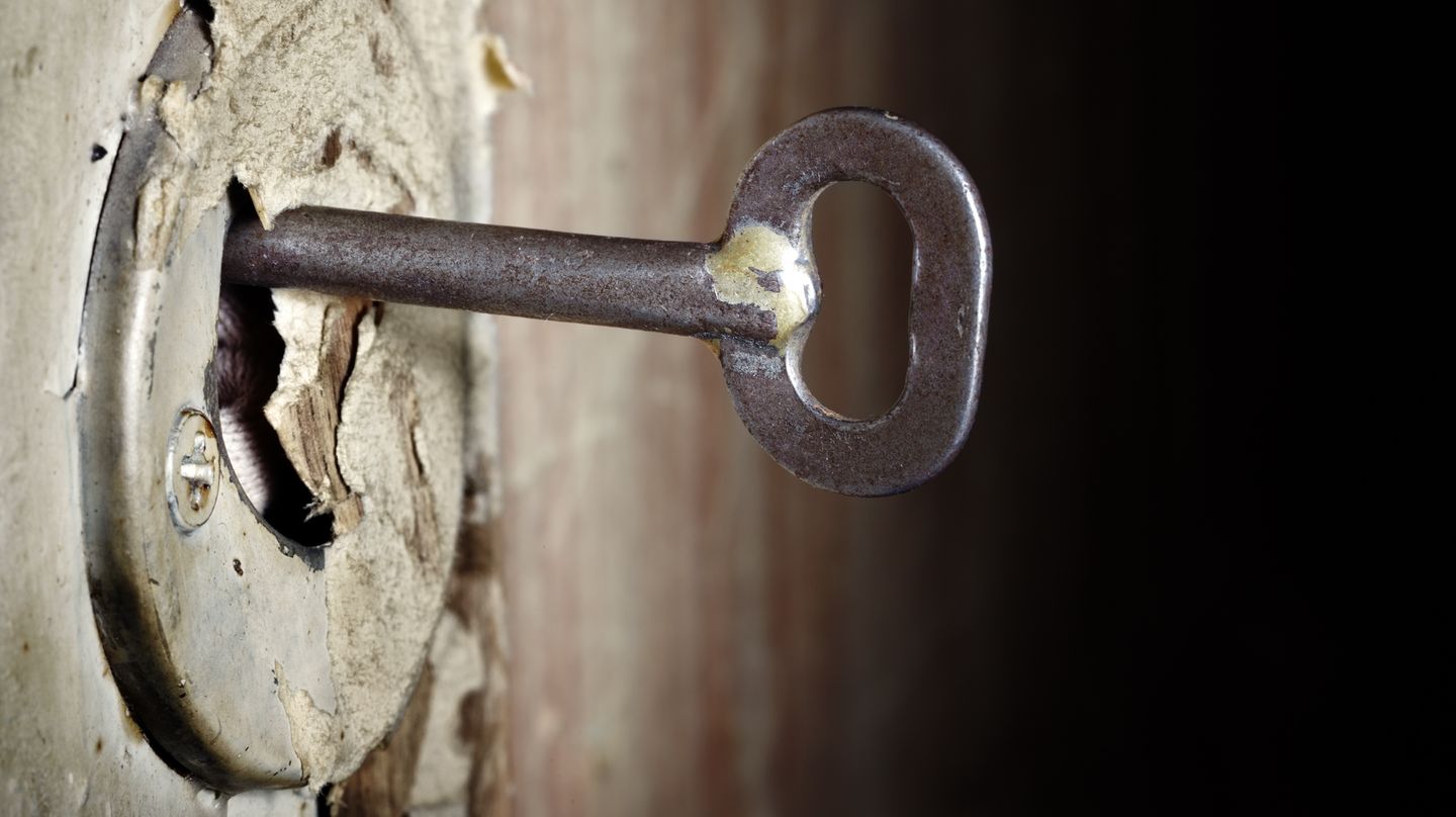 Ein Schlüssel steckt in einem maroden Schloss. Ein Fall für den Schlüsseldienst?