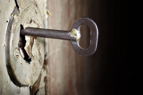 Ein Schlüssel steckt in einem maroden Schloss. Ein Fall für den Schlüsseldienst?