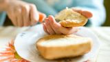 Mythos 11: Margarine ist gesünder als Butter   Noch ein Mythos aus der Zeit, als die Wissenschaft sich darin verrannte, insbesondere tierische Fette zu verdammen. Butter besteht aus reinem Milchfett, enthält die Vitamine D, A, E und K, ist leicht verdaulich und hat in etwa gleichviel Kalorien wie Margarine. Diese wird aus Pflanzenfetten hergestellt und enthält kein Cholesterin. Da immer mehr Studien belegen, dass Cholesterin in der Nahrung für gesunde Menschen unbedenklich ist, entfällt der vermeintliche Gesundheitsvorteil.  