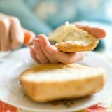 Mythos 11: Margarine ist gesünder als Butter   Noch ein Mythos aus der Zeit, als die Wissenschaft sich darin verrannte, insbesondere tierische Fette zu verdammen. Butter besteht aus reinem Milchfett, enthält die Vitamine D, A, E und K, ist leicht verdaulich und hat in etwa gleichviel Kalorien wie Margarine. Diese wird aus Pflanzenfetten hergestellt und enthält kein Cholesterin. Da immer mehr Studien belegen, dass Cholesterin in der Nahrung für gesunde Menschen unbedenklich ist, entfällt der vermeintliche Gesundheitsvorteil.  