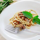 Mythos 5: Fünf kleine Mahlzeiten sind besser als drei große   Das hängt von den persönlichen Bedürfnissen ab, für manche Menschen mag das richtig sein. Generell aber werden Zwischenmahlzeiten nicht mehr empfohlen, weil sie jedes Mal zu einem Blutzuckeranstieg führen - und damit zur Ausschüttung des Fettspeicherhormons Insulin. Lange Pausen zwischen den Mahlzeiten lassen dagegen den Insulinspiegel absinken und ermöglichen es dem Körper, Fett zu verbrennen. Die Beschränkung auf Frühstück, Mittag und Abendessen kann darum beim Abnehmen helfen.  