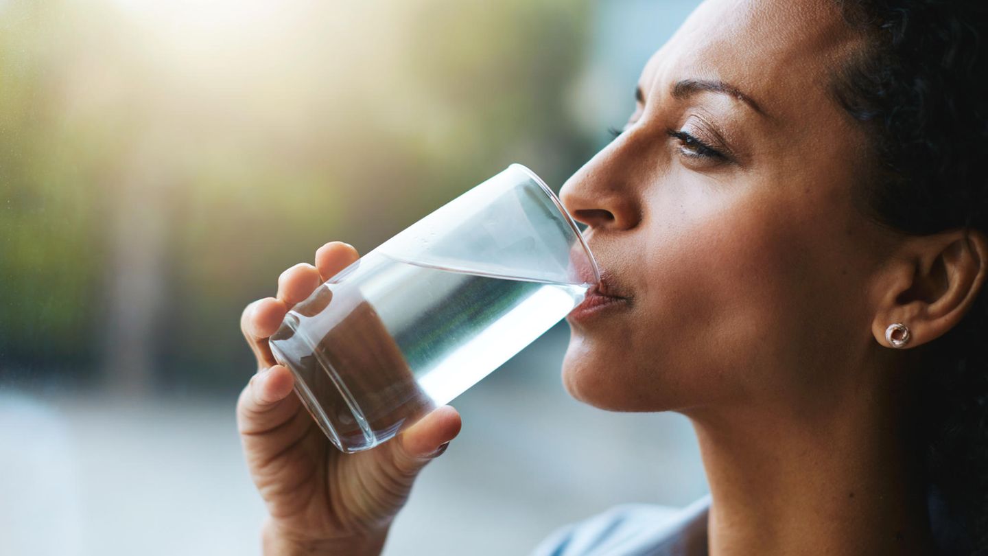 Zwei Liter Wasser am Tag sind das Minimum Zwei Liter Wasser am Tag sind das Minimum