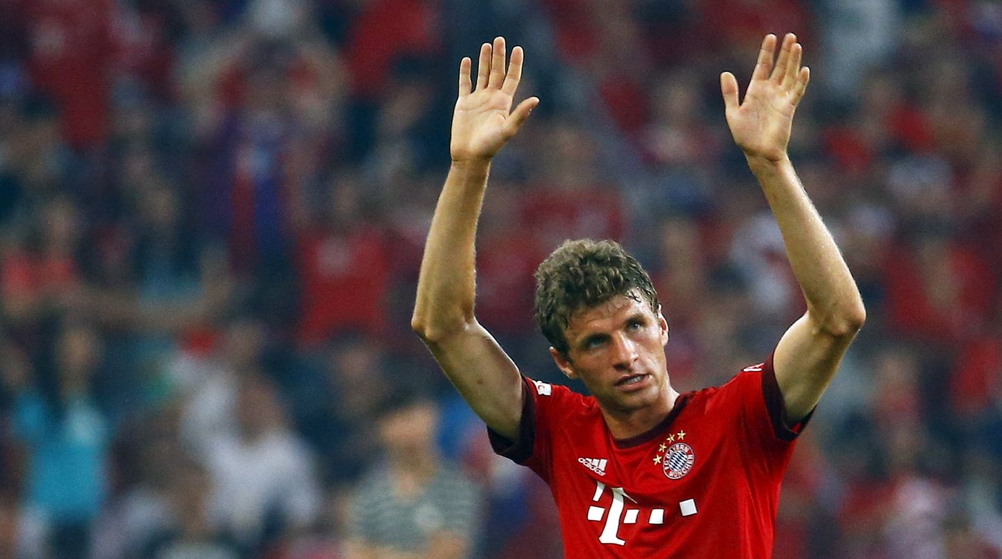 Thomas Müller winkt mit beiden Händen beim Verlassen des Spielfelds