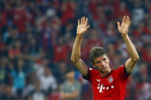 Thomas Müller winkt mit beiden Händen beim Verlassen des Spielfelds