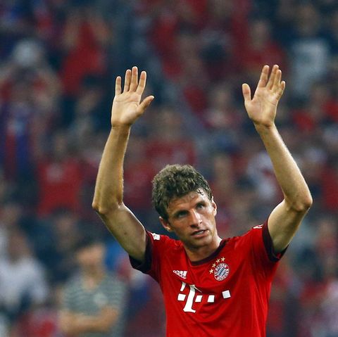 Thomas Müller winkt mit beiden Händen beim Verlassen des Spielfelds