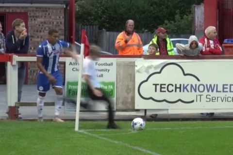 Zwischenfall beim Fußball: Dreister Fan schießt Ecke