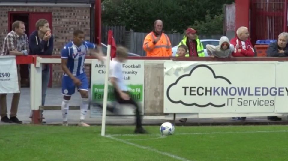 Zwischenfall beim Fußball: Dreister Fan schießt Ecke Zwischenfall beim Fußball: Dreister Fan schießt Ecke