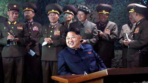 Nordkoreas Machthaber Kim Jong Un im Kreis von Militärangehörigen