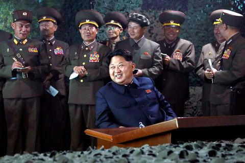 Nordkoreas Machthaber Kim Jong Un im Kreis von Militärangehörigen