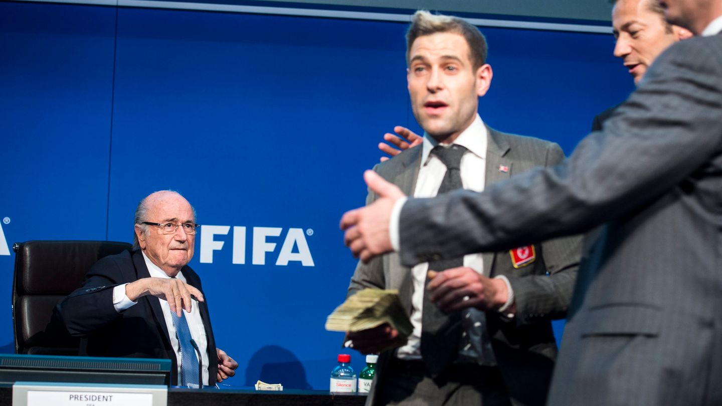 Komiker Simon Brodkin warf Dollarnoten auf FIFA-Präsident Joseph Blatter