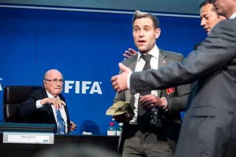 Komiker Simon Brodkin warf Dollarnoten auf FIFA-Präsident Joseph Blatter