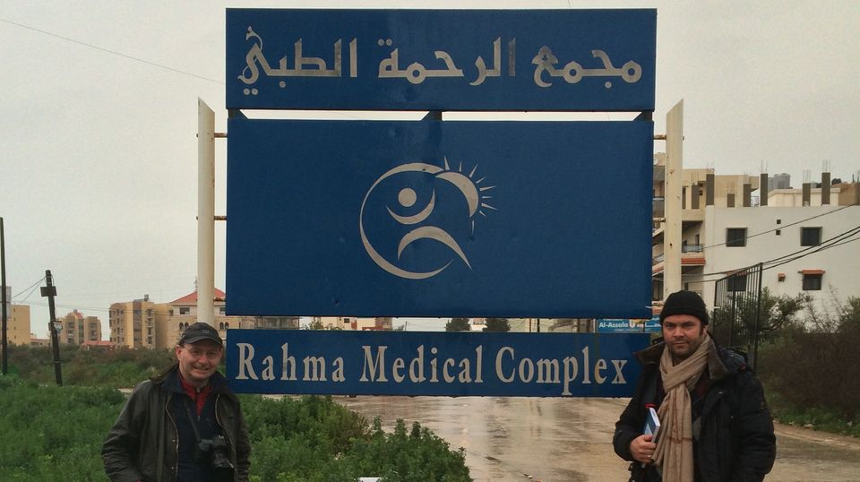 Fotograf Kai Wiedenhöfer (li.) und Stern-Redakteur Steffen Gassel vor dem Rahma Medical Complex in Tripoli/Libanon