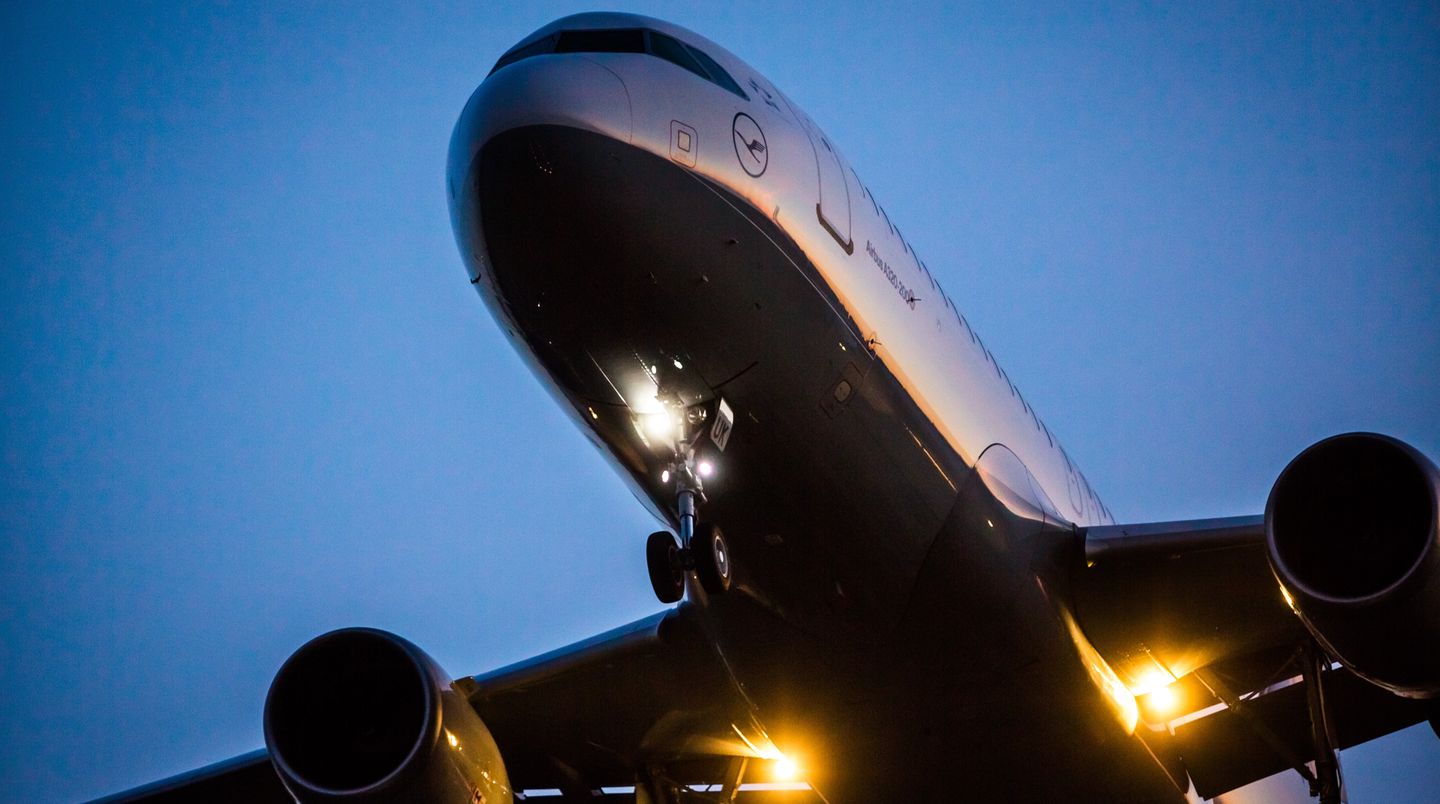 Eine Maschine der Lufthansa im Landeanflug: Am Flughafen von Warschau hatte sich eine unbekannte Drohne bis auf 100 Meter genähert.