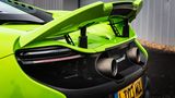 McLaren 675 LT - der Heckspoiler fährt beim Anbremsen steil nach oben auf